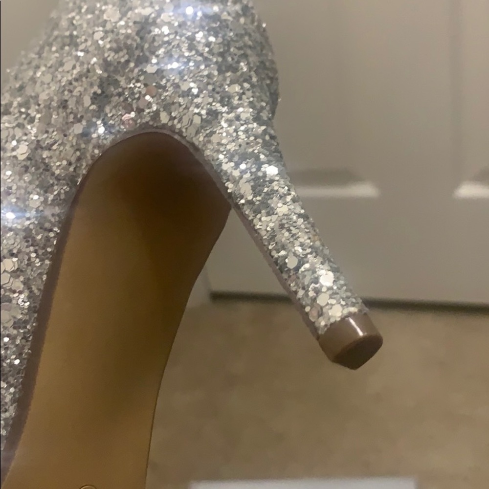 Heels/Shoes - Picture 3 of 5